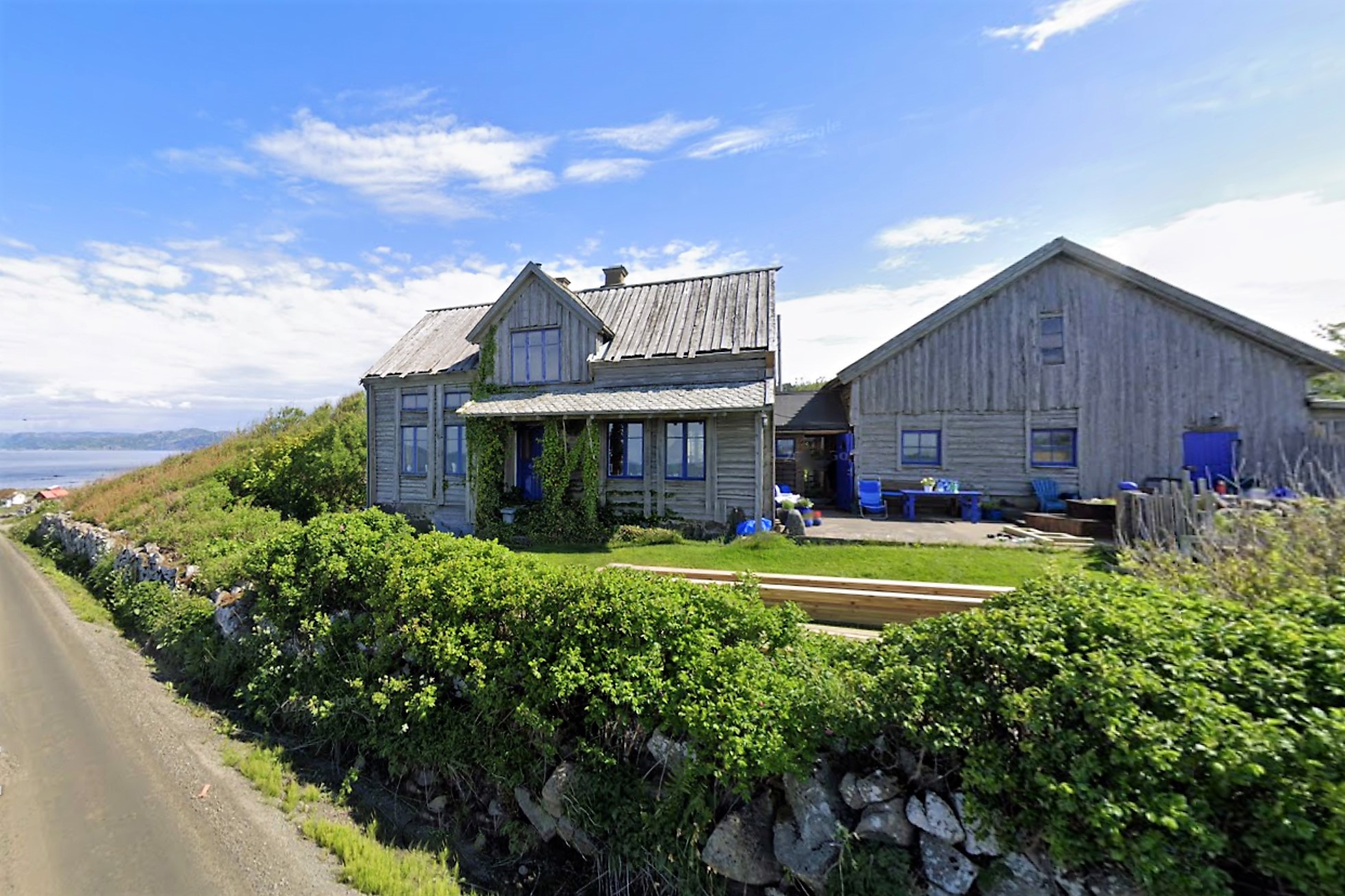 Im Vordergrund - das Haupthaus Villa Vidvanke, Ferien im Künstlerhaus