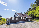 große Parkfläche am Haus