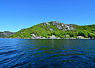 Lage im Vordergrund des Bergmassivs