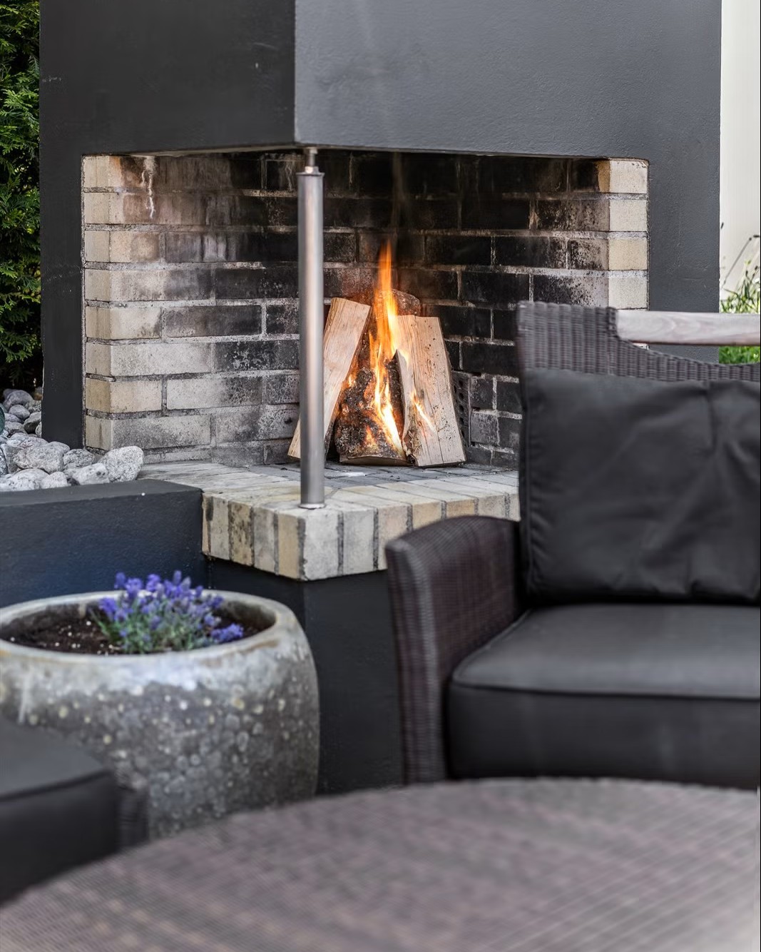 Auf der Innenhofterrasse, Feuerstelle