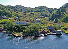 Blick vom Hidrasund auf den Ort