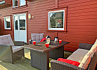 die Terrasse am Bootssteg vor dem Haus