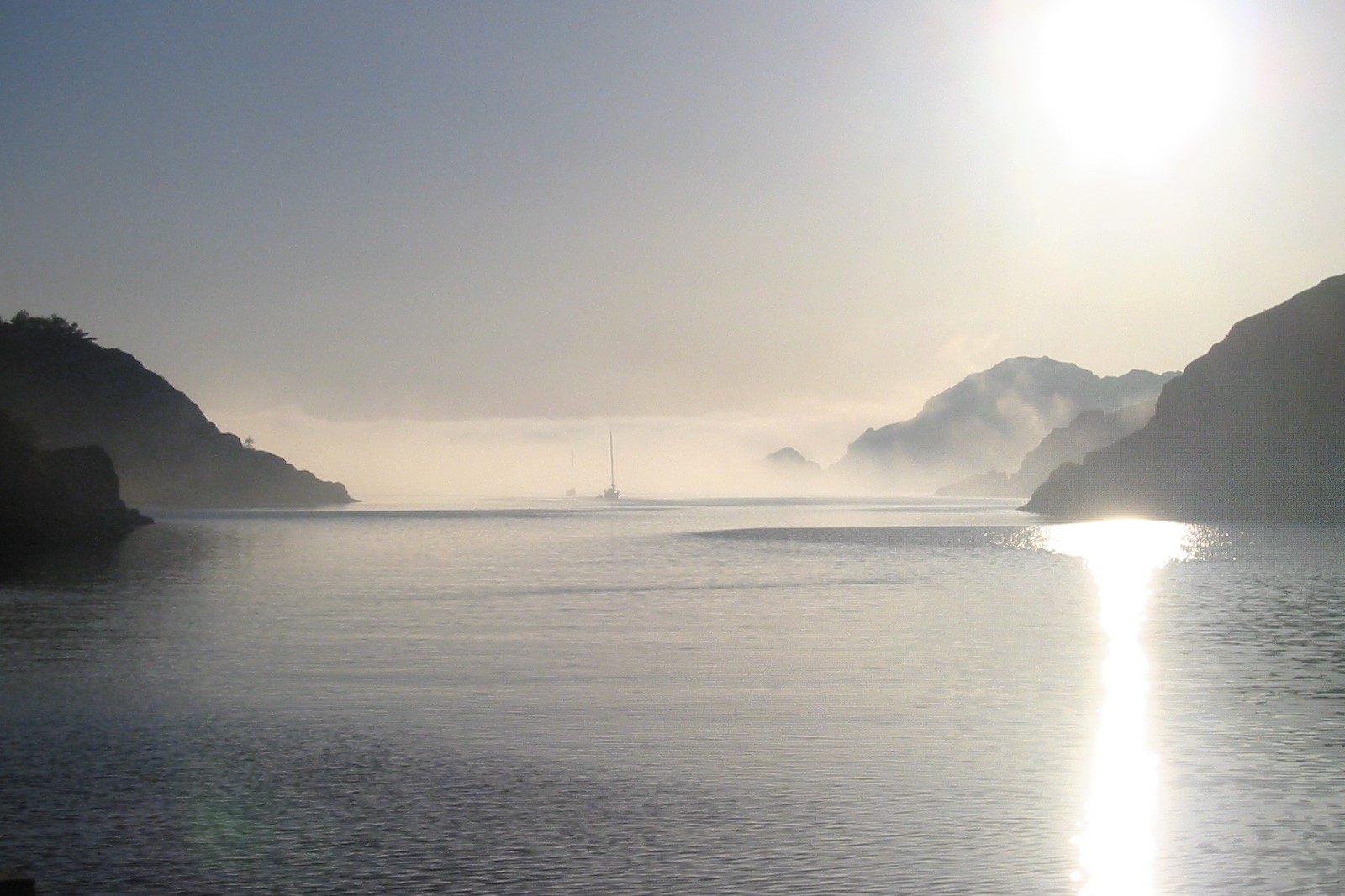 Kirkehamn im Nebel