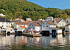 Kaufmann und Bootstankstelle gegenüber dem Haus
