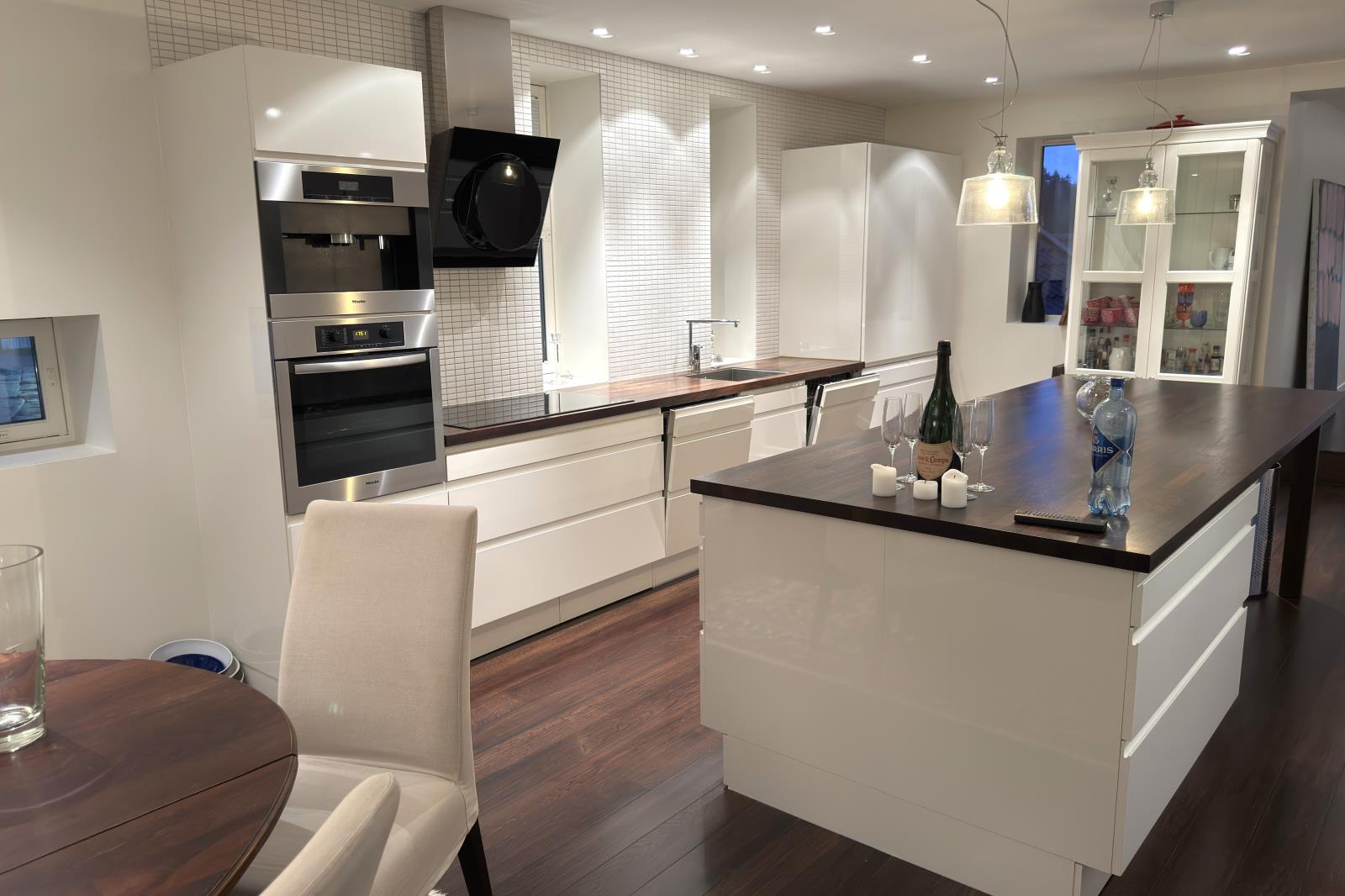 eine riesige Küche, Ferienhaus Nordic Pearl in Fjellsa bei Flekkefjord