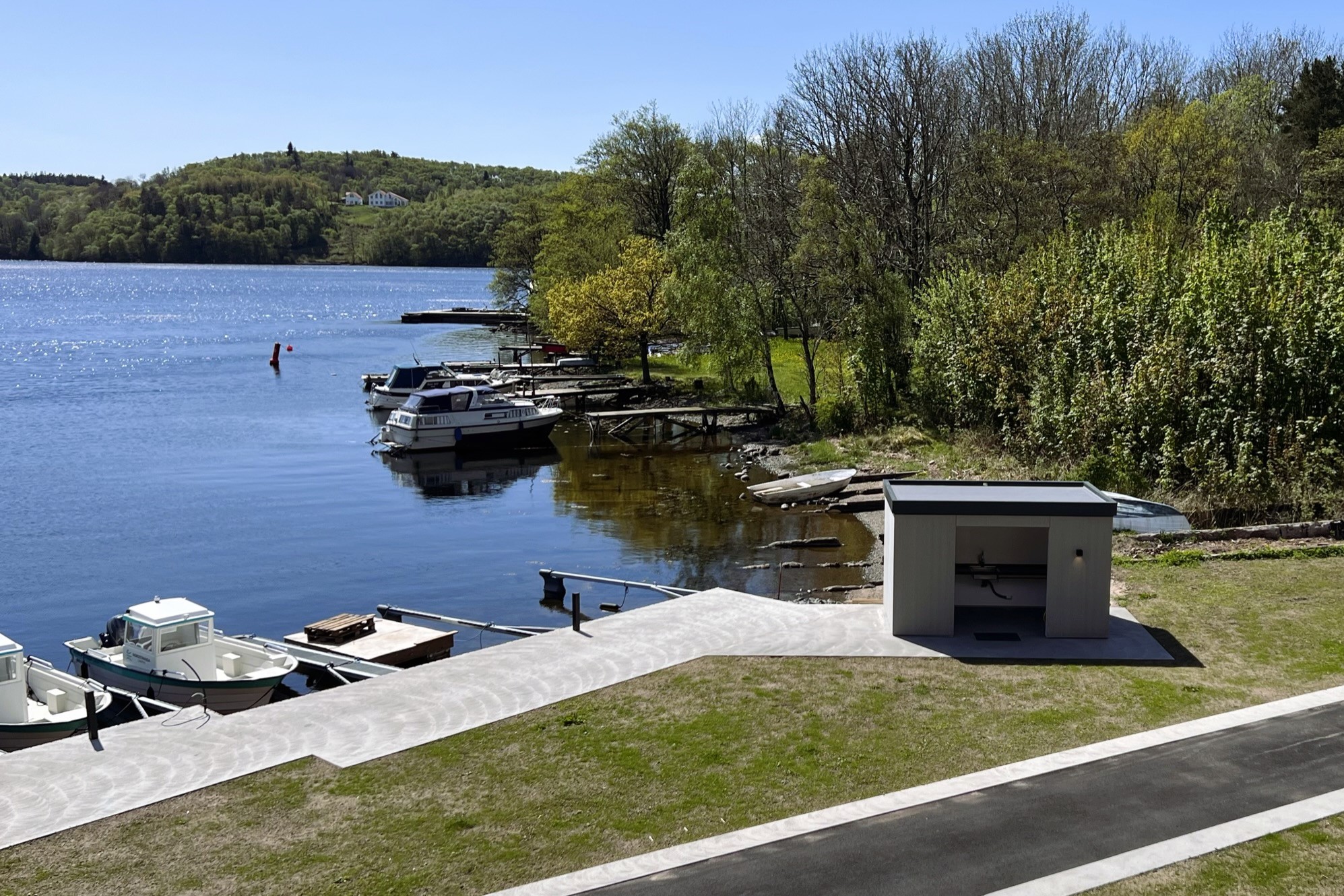 das Filetierhaus mit Licht und Wasser