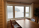 Esstisch, mit Blick auf den Fjord