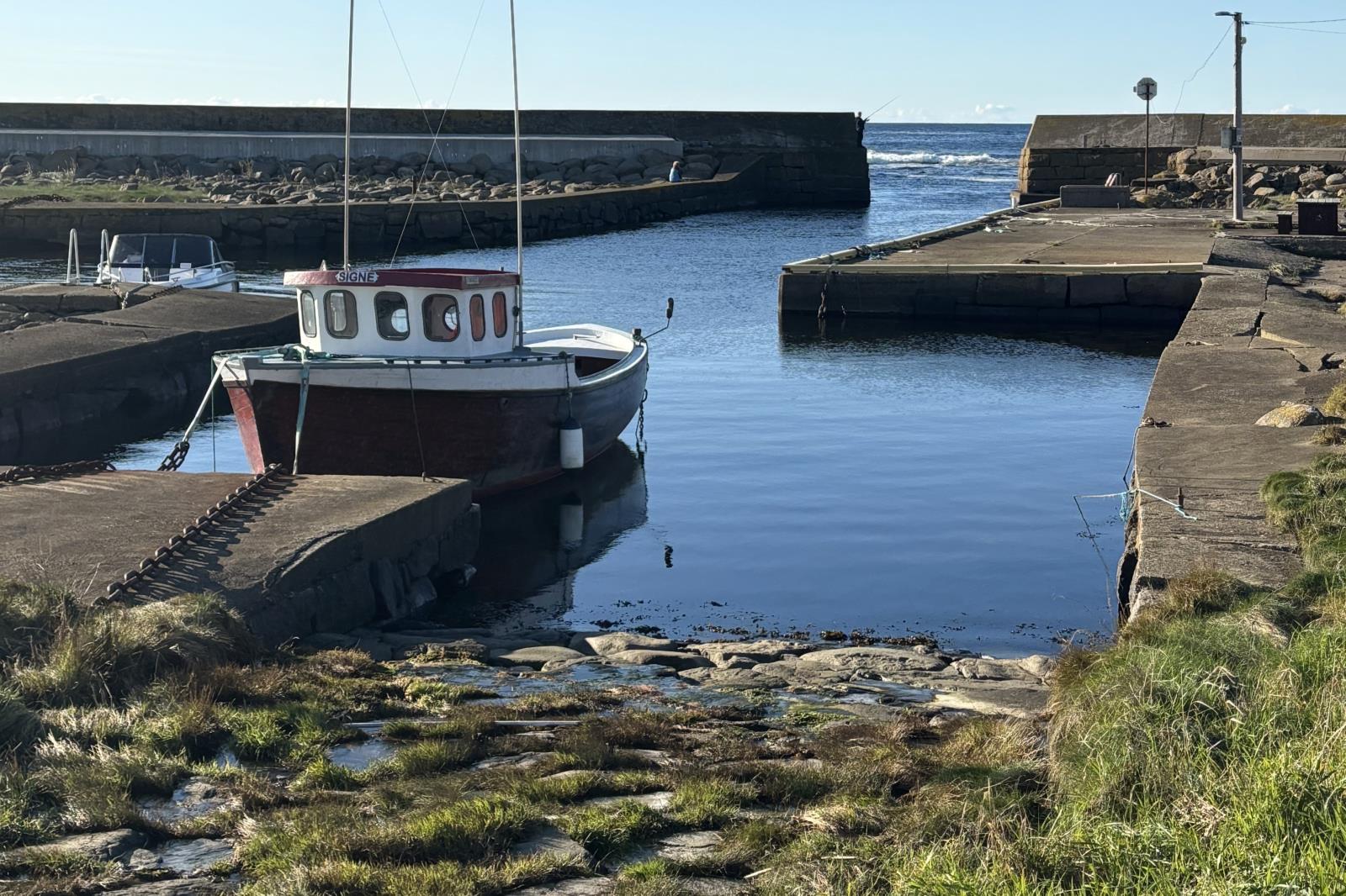 Hafen Jölle unterhalb des Hauses