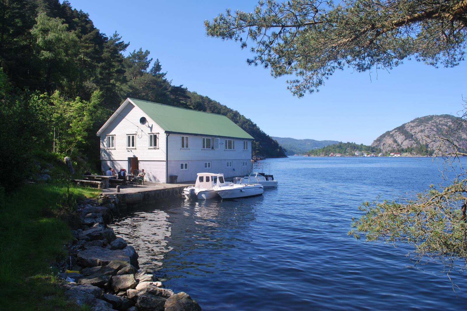 das benachbarte Ferienhaus Bolshus, das Domizil für Angler in Flekkefjord