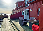 die Terrasse am Bootssteg vor dem Haus