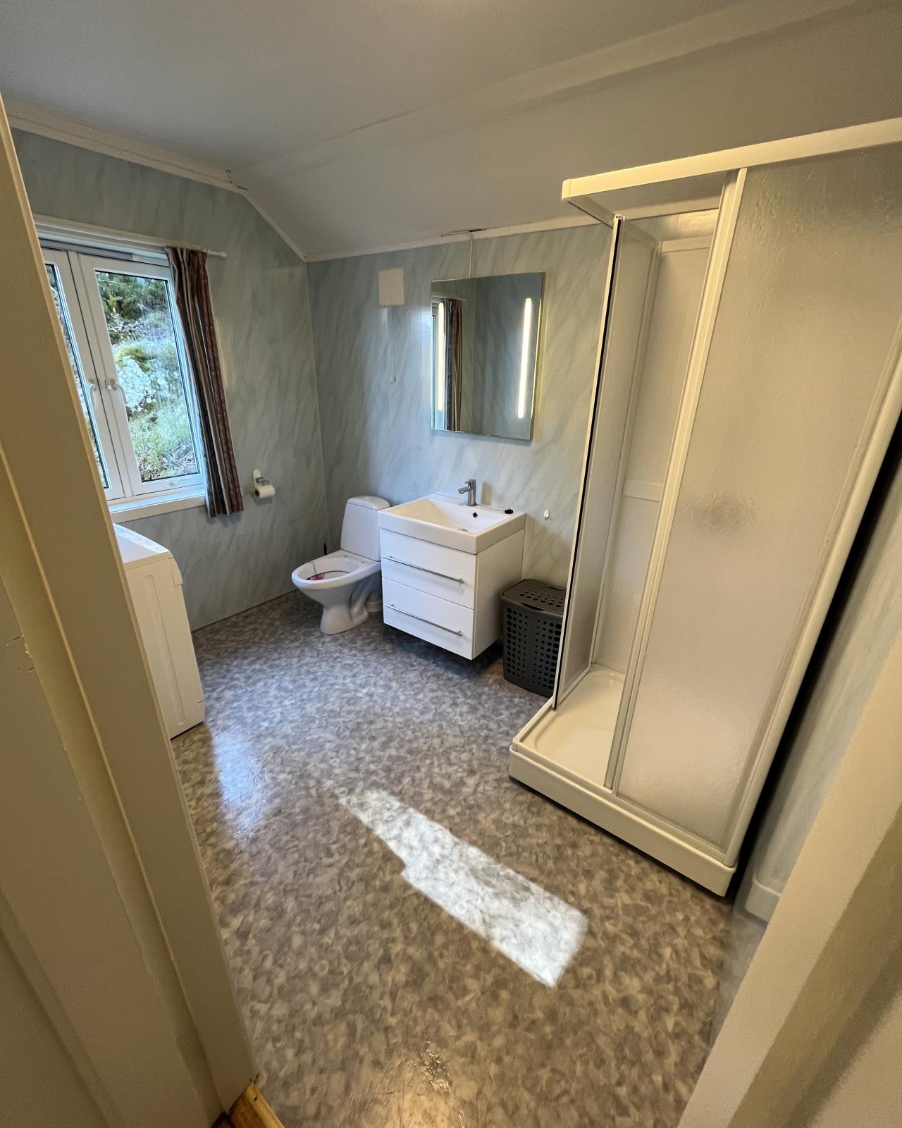 Nr. 2 von zwei Duschbädern mit WC